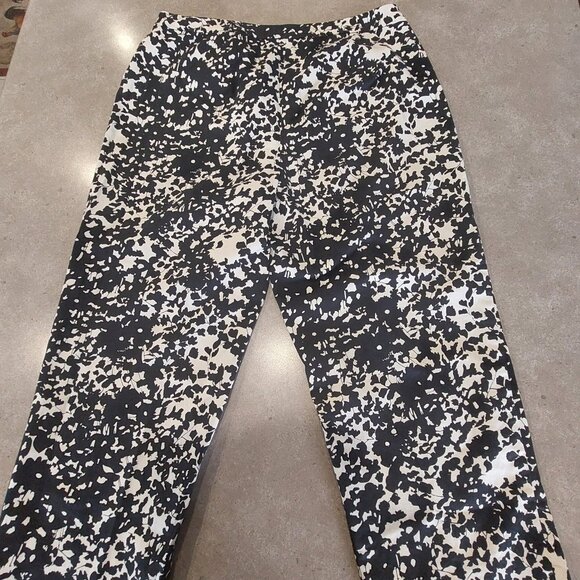 COLDWATER CREEK Women's Black and White Floral Capri Pants w/Pockets - Sz 12 - Picture 4 of 13